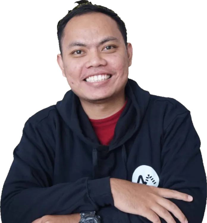 Widada, freelance fullstack developer, smiling with arms folded.
